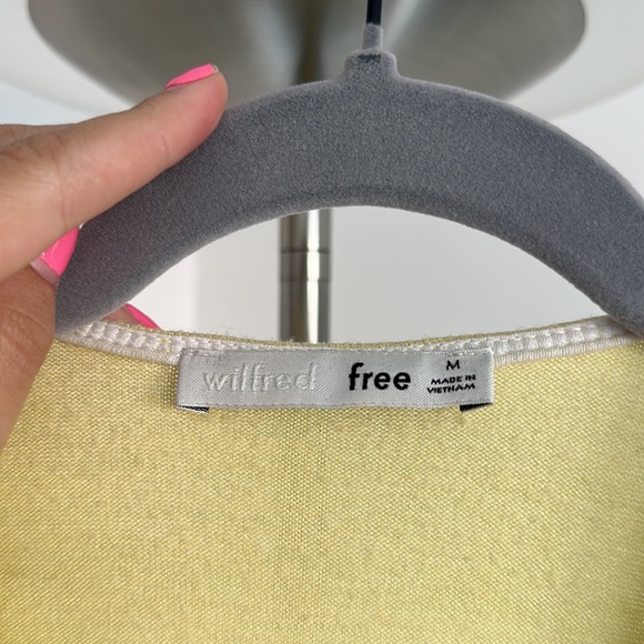 Aritzia V-neck Cropped Top - Picture 3 of 3